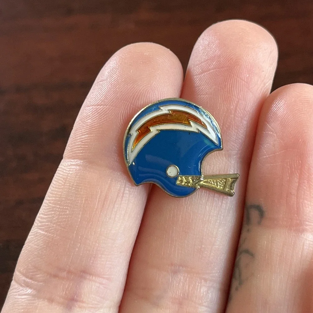 Vintage San‎ Diego Chargers Helmet NFL Football Lapel Hat Pin
